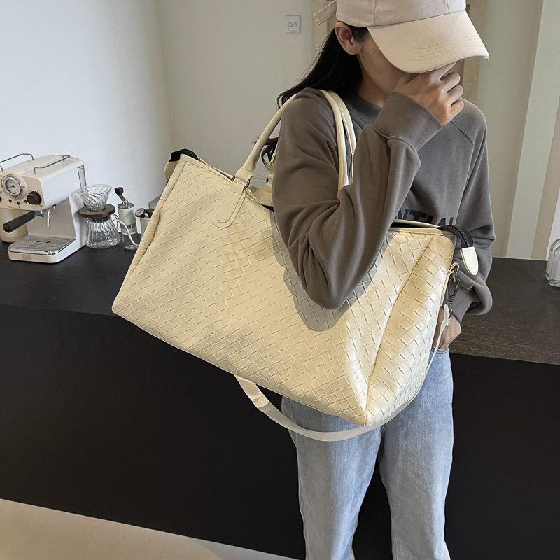 New fashion new PU leather woven portable travel bag large capacity shoulder messenger bag casual Korean version travel bag