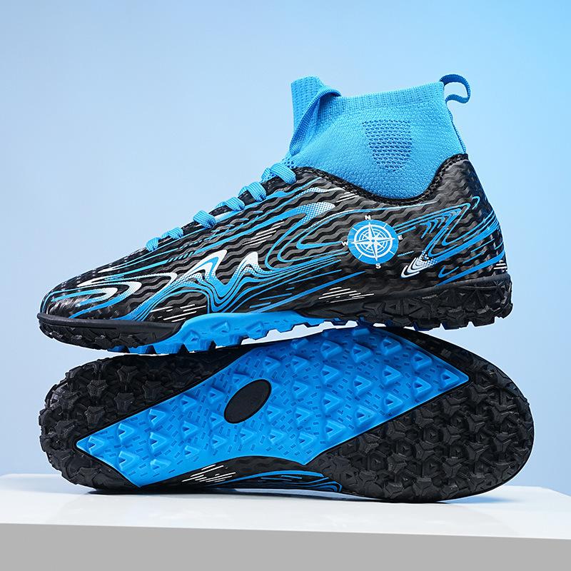 Fußballschuhe große Größe, lange Nägel, abgebrochene Nägel, Jungen und Mädchen, junge Schüler, professionelles Wettkampftraining, Sportschuhe