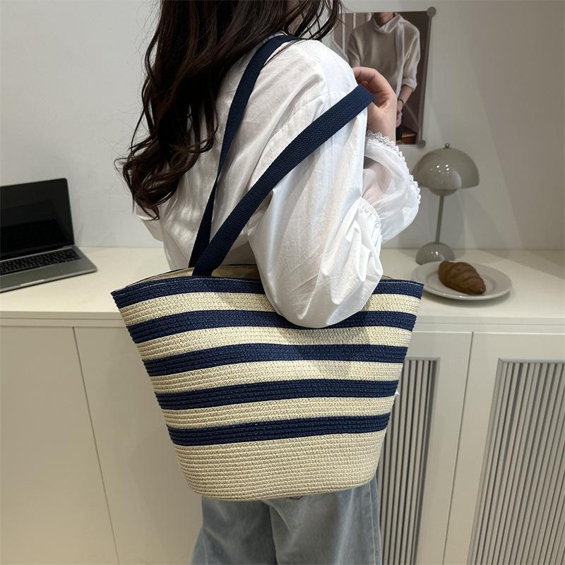 Summer new Internet celebrity outing beach bag, European and American simple portable bamboo handle woven bag ins wind handmade straw bag