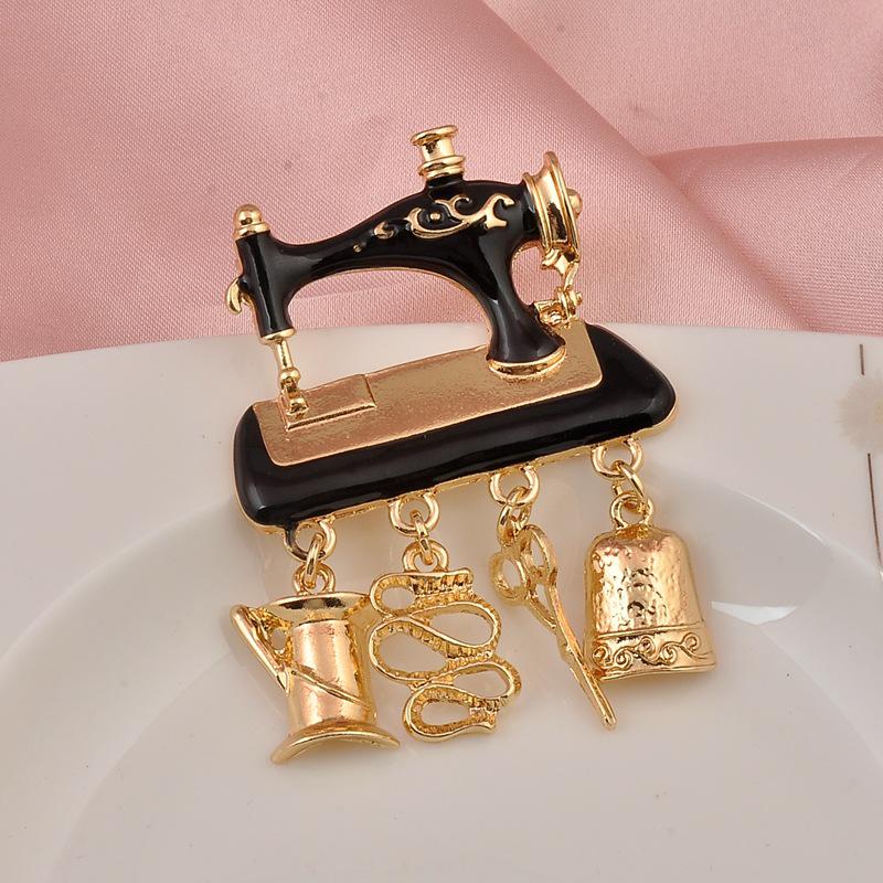 Stylish European-American Sewing Machine Brooch: Cute, High-Grade Decorative Pin for Coats and Jackets