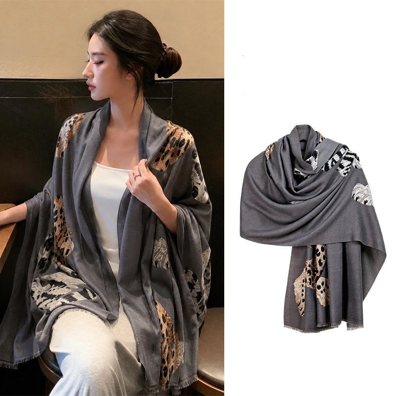 Luxury Women Scarf Leopard Tiger Print Scarf Soft Shawl Vintage Animal Scarf Oversized Breathable Neck Scarves Daily Outfit