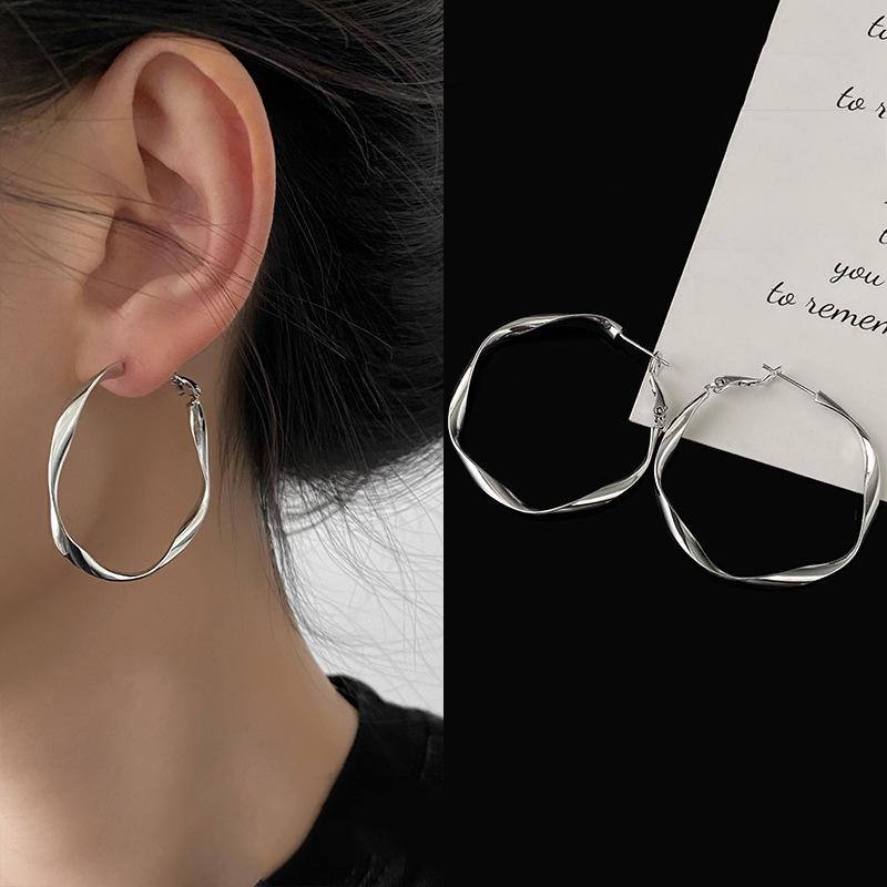 High-End Silver Geometric Round Earrings - Elegant and Simple for Everyday Style