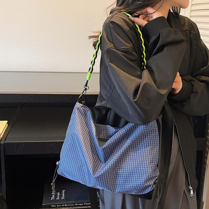 Bolsa Transversal Leve de Grande Capacidade Feminina de Nylon Xadrez para Ombro ou Axila Bolsa Tote para Estudante e Trabalhador