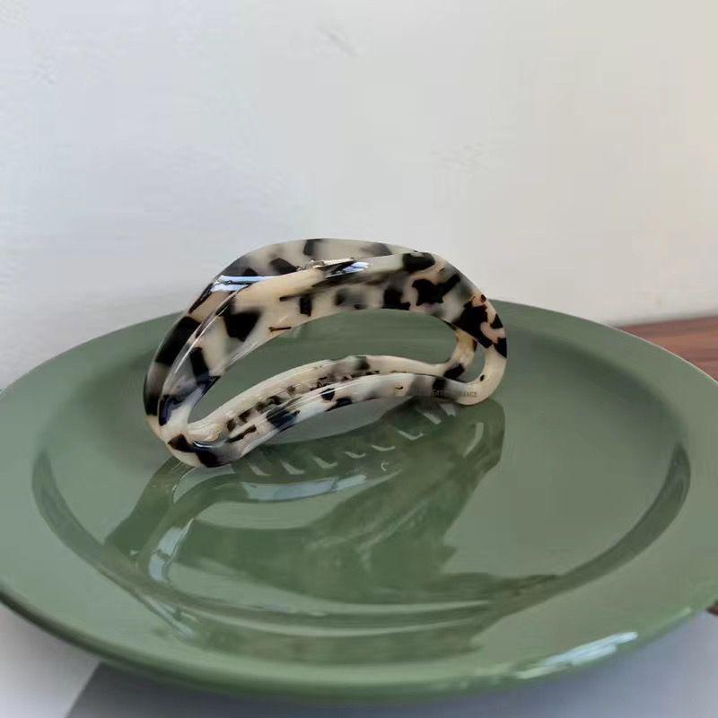 Grande Pinza per Capelli a Mezzaluna Nera con Stampa Leopardo ed Etichetta Coreana Oro