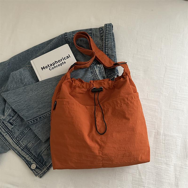 

2025 новая повседневная большая сумка женская сумка через плечо нейлоновая сумка-тоут большой вместимости для учебы и работы сумка-мессенджер прилив