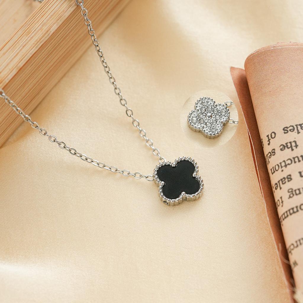 Halskette mit vierblättrigem Kleeblatt, mit einem leichten Luxus- und High-End-Gefühl, gefertigt aus Titanstahl, der nicht verblasst. Damen Glücksklee Kopfschmuck Accessoire