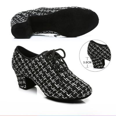 Dames dansschoenen met zachte zool en slanke hoge hakken voor een flatterend en afslankend effect.