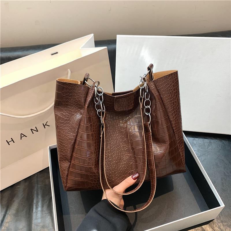 

Commuter large-capacity bag women s 2024 spring casual new trendy retro fashion simple shoulder armpit tote bag темно-коричневого кольору
