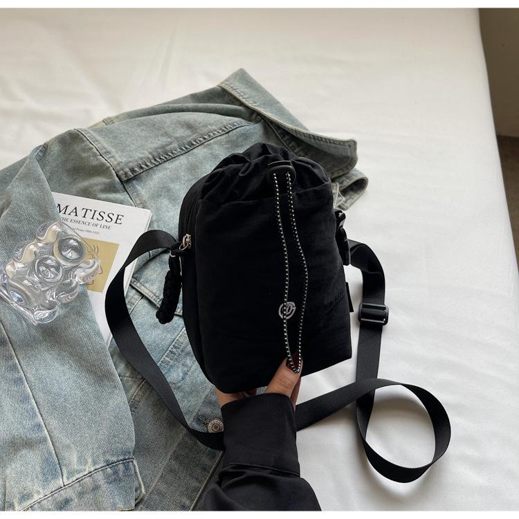 

New messenger bag multi-functional mobile phone bag waterproof leisure shoulder bag kettle bag sports fitness women s bag water cup bag чорний