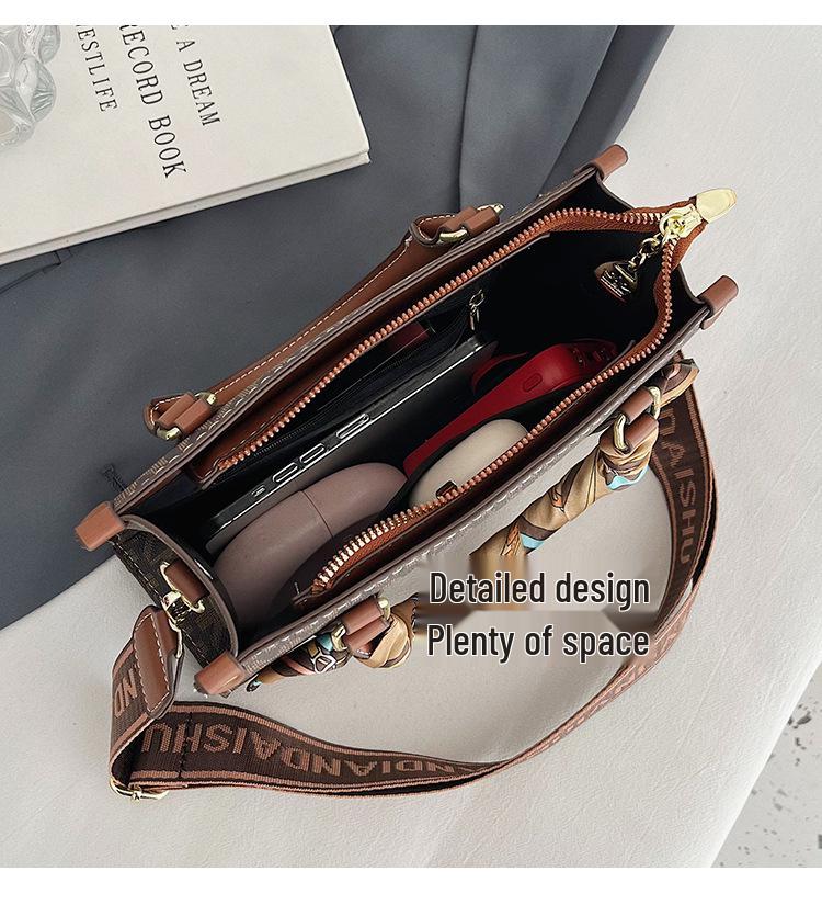 2025 Women's Retro Letter Print Large Capacity Tote Handbag