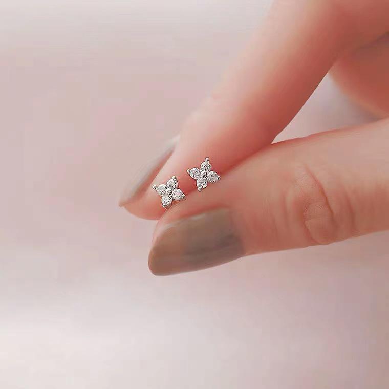 Beixi S925 Sterling Silver Four-Leaf Clover Stud Earrings - Fashionable, Simple Design for Best Friends