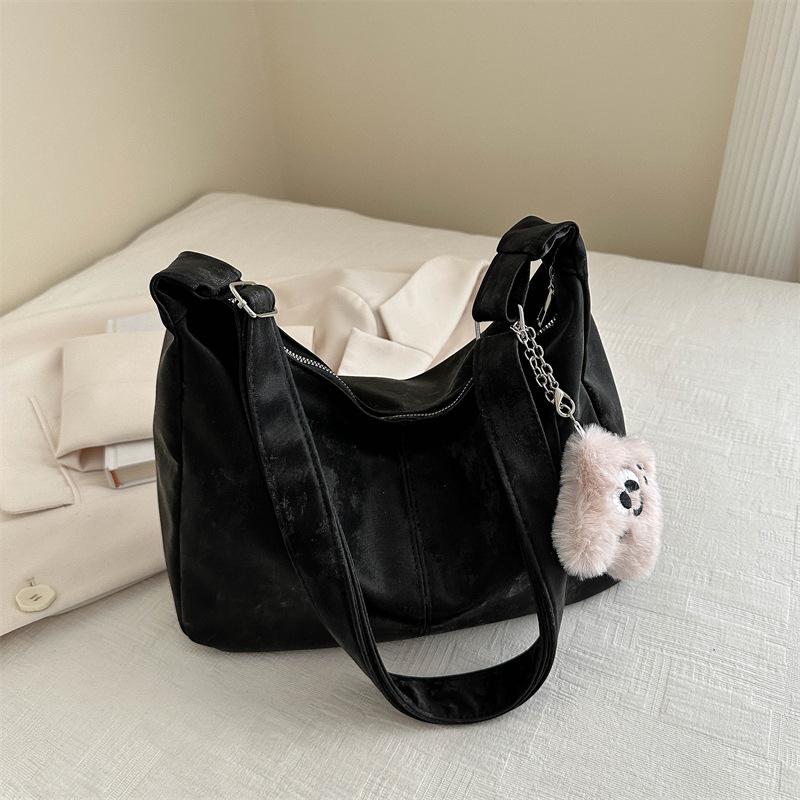 

Большая вместимость Красивая и персонализированная повседневная ретро-сумка для женщин, добирающихся на работу, подмышки, модная простая сумка через плечо Without pendant