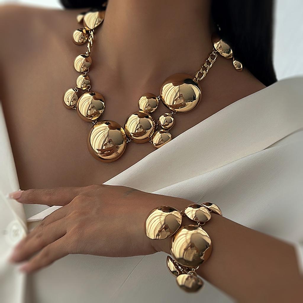 Französisches Temperament unregelmäßige runde Anhängerkette, Retro-Nischen-geometrische Textur glänzende Halskette