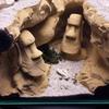 Aquariumhöhle Tunnel Osterinsel Moai Statuen unter Kieshöhle Kleinfisch- und Garnelenversteck mit Sichtfenstern für Betta Pleco Garnelen