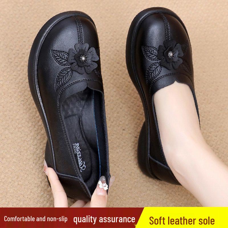 2026 Spring/Autumn Women's Flat Slip-On Leather Shoes for Wide Feet - Lightweight, Super Soft, Perfect for Middle-Aged and Elderly