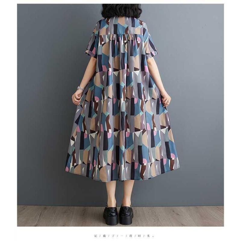 Rochie de lungime mijlocie, cu mâneci scurte, largi, cu imprimeu la modă