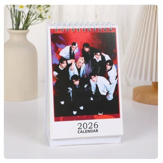 

Настольный календарь Stray Kids 2026 – Компактный стоячий тип (11 × 19 см) – Офисные и школьные принадлежности