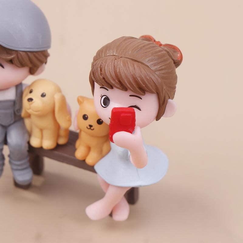 2Pcs/Pair Cute Lovers Taking Selfies On A Stool Cake Decoration Car Ornament Couple Figurines Miniature Craft Fairy Garden Decor