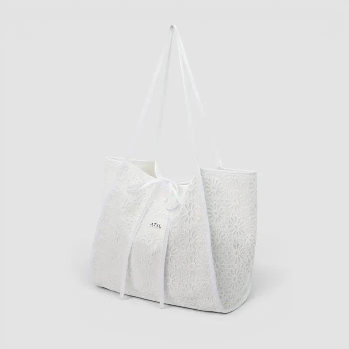 Daisy Lace Bobo Ribbon Shoulder Bag _ [White Edition]