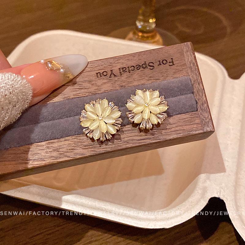 Korean version of light luxury zircon opal flower earrings women's exquisite high-end stud earrings retro temperament ear jewelry