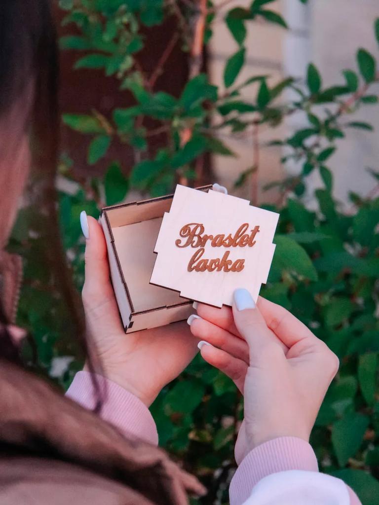 Herrearmbånd med gravering, en gave til en mann