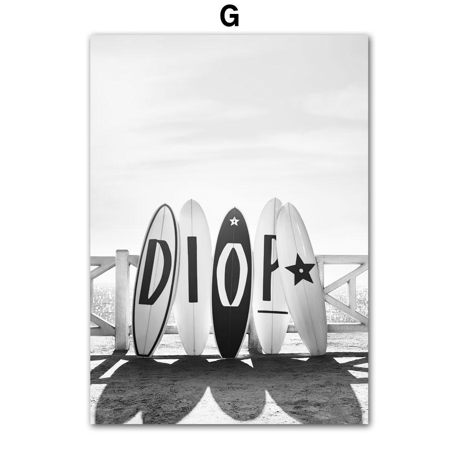 Schwarz und Weiß Wandkunst Meereslandschaft Leinwanddruck Poster Strandmädchen Surfbrett Malerei Landschaft Tropische Palme Bilder Heimdekor