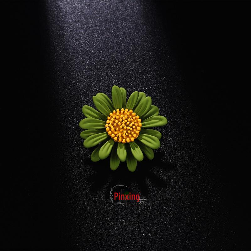 Daisy Brooch: Versatile Chrysanthemum Collar Pin for Suits & Cheongsams