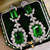 Cao Shi Luxusní visací náušnice s vkládanými zirkony: Elegantní napichovací náušnice s brusem emerald