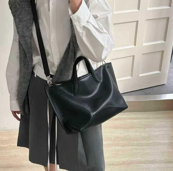 

Новая ленивая французская нишевая сумка-тоут, ручная, большой вместимости, из коровьей кожи, высококлассная, для поездок на работу, простая наплечная сумка 30x13x24 чёрный