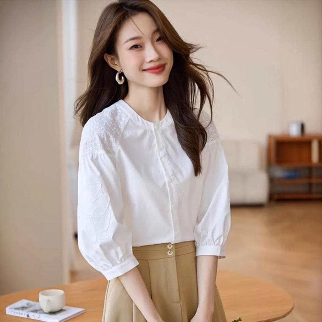 Cămașă Chic Albă de Damă cu Mâneci Trei Sferturi și Efect de Slăbire, cu Broderie Ajour - Colecția Vară 2025