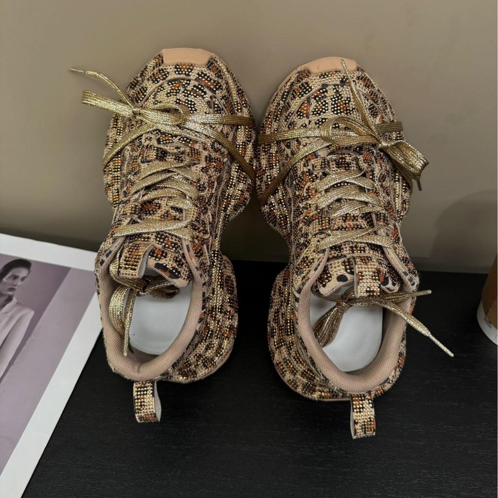 Lente Vrouwen Ins Super Populair Volledig Diamant Bandjes Casual Luipaardprint Goud Niche Ontwerp Knap Water Papa Schoenen