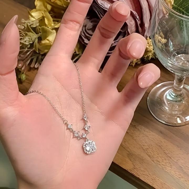 New small square diamond necklace women's light luxury versatile pendant niche neck chain premium collarbone chain jewelry