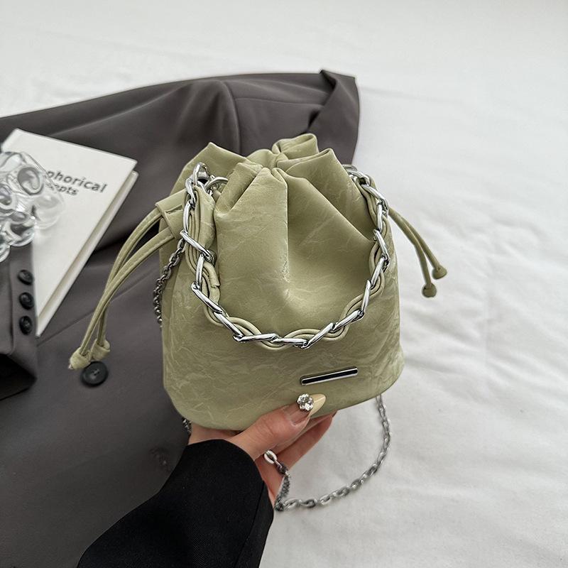 

Весняно-літня нова жіноча портативна сумка-відро на ланцюжку 2024 року, маленька плісирована сумка на плечі зі шнурком і свіжими цукерками зелений