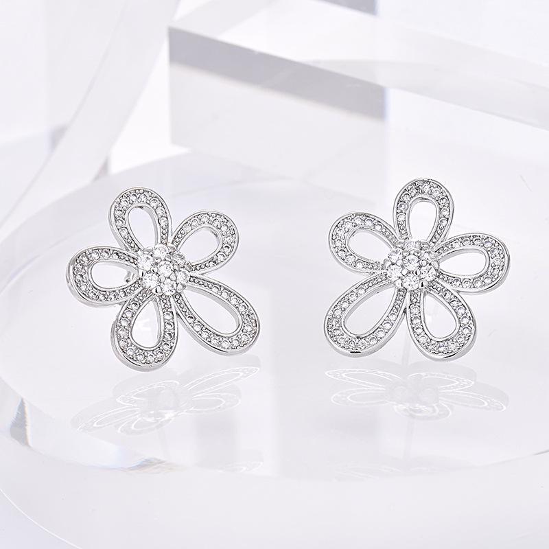 Sterling Silver Five-Petal Sunflower Diamond Necklace - Elegant Light Luxury Clavicle Pendant