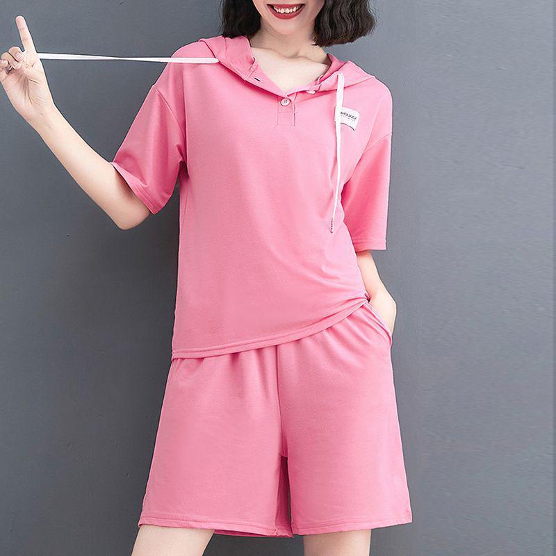 

Летний стильный спортивный костюм для женщин 2025: Топ с коротким рукавом и шорты, костюм-двойка L розовый