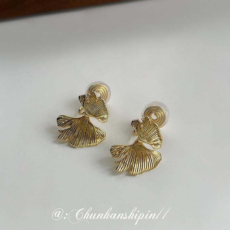 

European and American retro ginkgo biloba ear clips without pierced earrings, high-end temperament,personalized versatile earrings,cold wind explosion