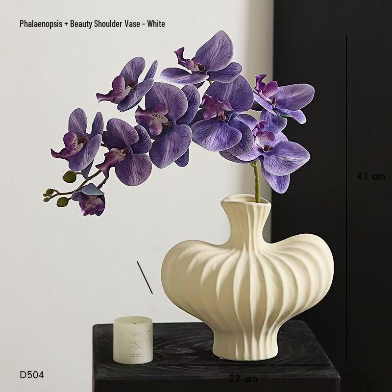 Kytice umělých orchidejí Phalaenopsis v elegantní váze pro dekoraci jídelního stolu a obývacího pokoje