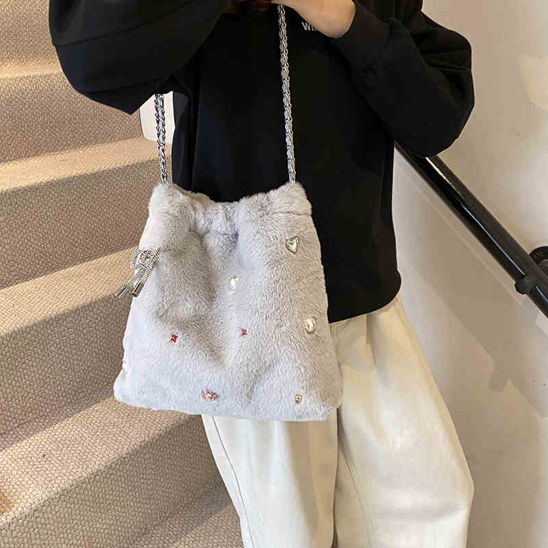 

Женская квадратная сумка из овечьей шерсти большой вместимости, актуальные модные сумки через плечо для женщин, сумка через плечо с дуговыми заклепками