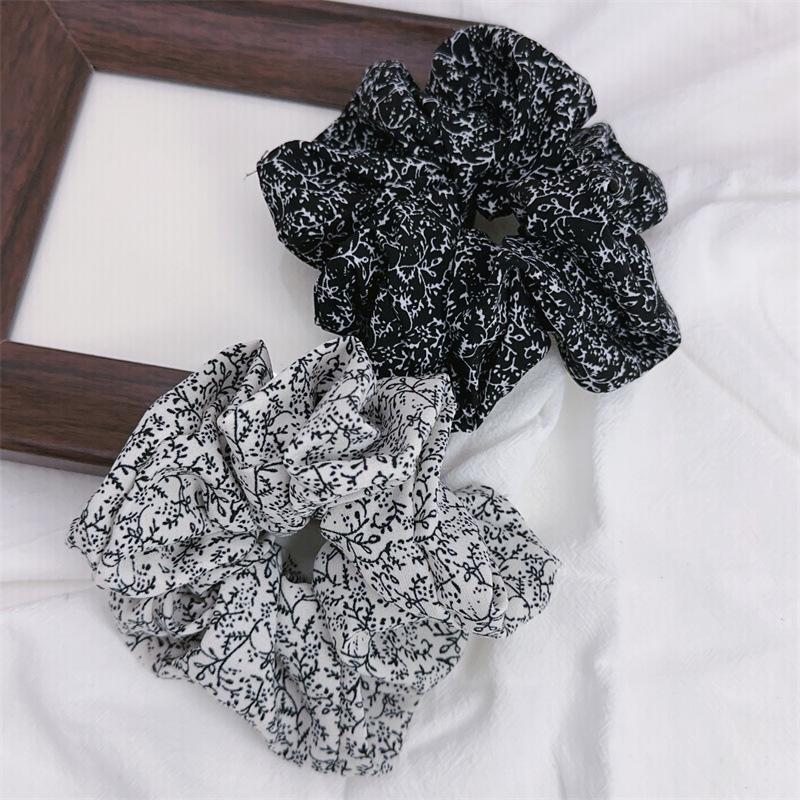Elegant Retro Fabric Scrunchie for Women's Bun Hairstyles