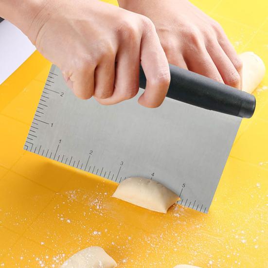1/2-teiliger Teigschneider aus Edelstahl mit rutschfestem Griff, ergonomisches Design, eingravierte Maße, Schaber