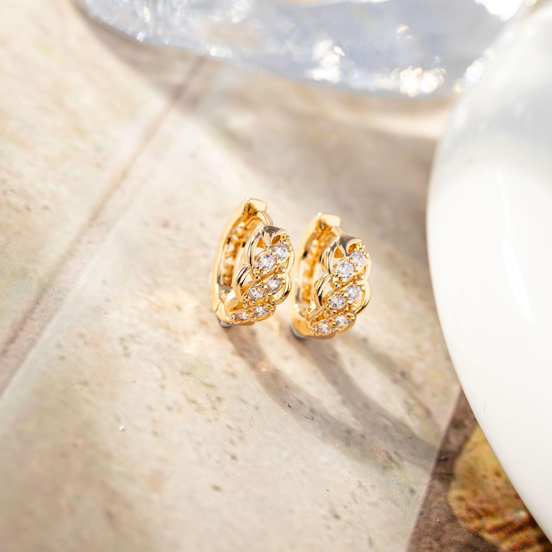 Geometric Twisted Clip-On Earrings: Elegant Micro-Inlaid Japanese Korean Hollow Hoop Design