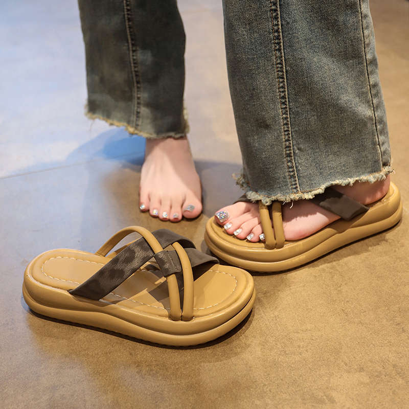 Thick bottom Internet celebrity slippers women's 2025 new popular outer wear summer high value women go out beautiful sandals