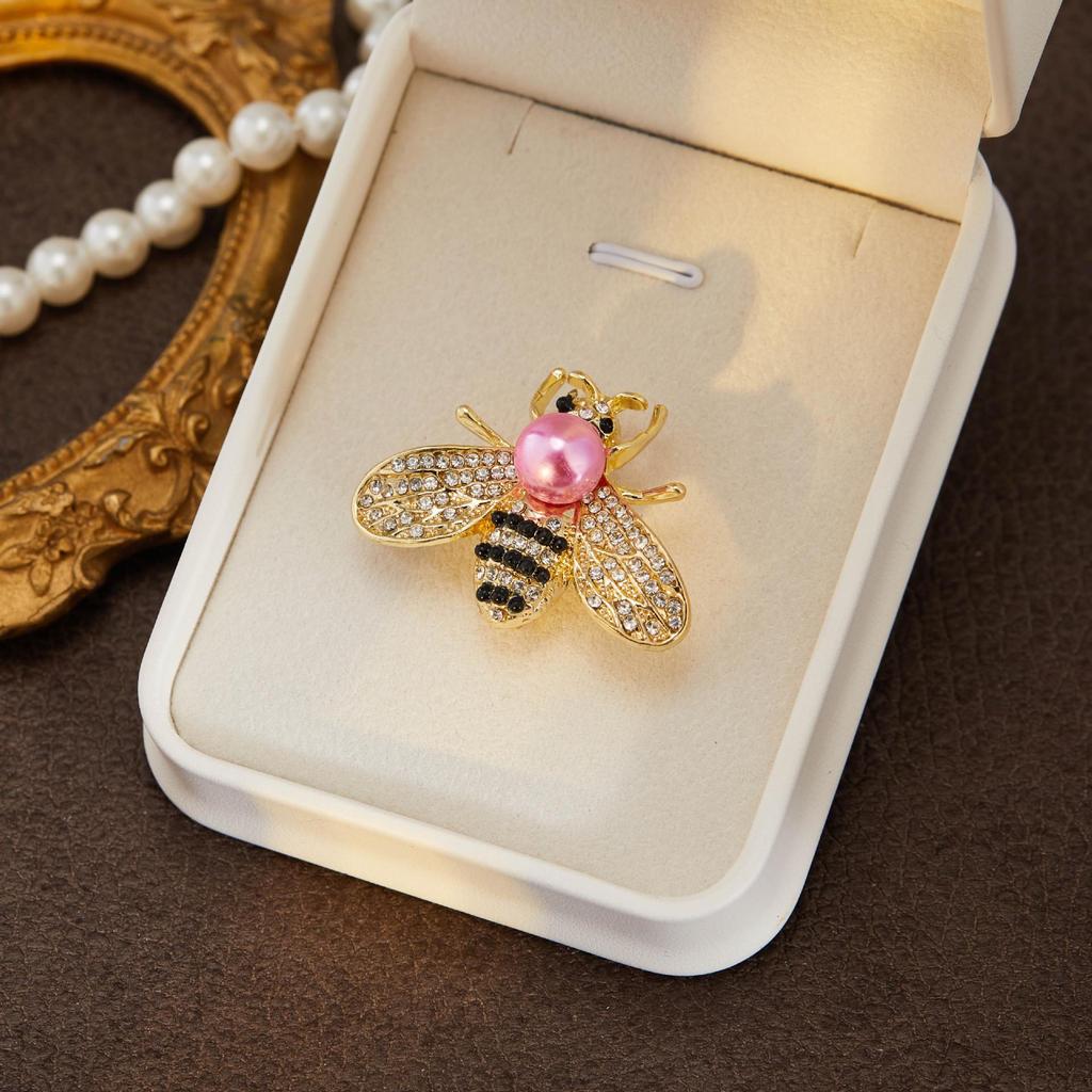 High-End Women's Bee Brooch: Korean Luxury Temperament Badge Pin for Versatile Clothing Accessories