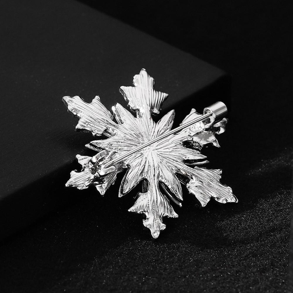 Versatile Rhinestone Pin Zinc Zinc Alloy Decorative Brooches Casual Christmas Snowflake Brooch Winter
