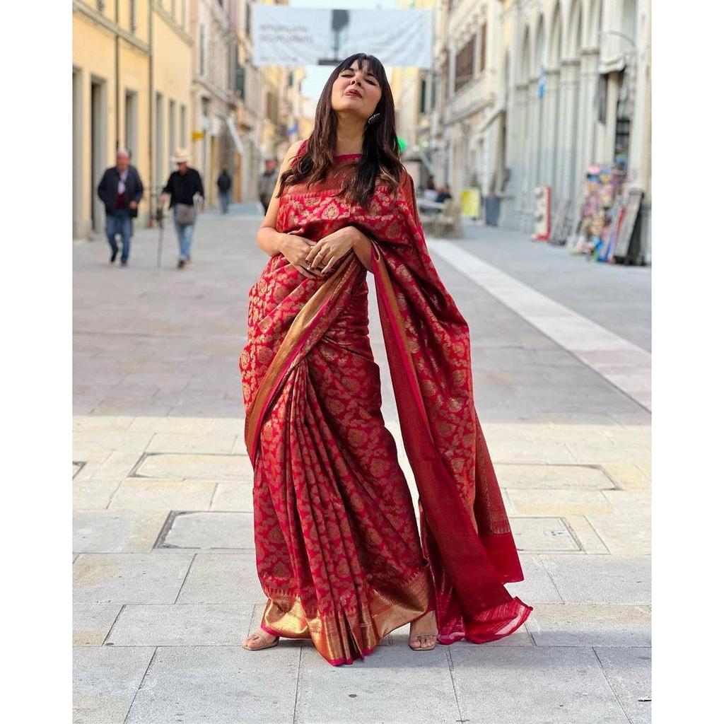 This beautiful saree is elegantly decorated with gorgeous Solid Jacquard weave that gives a perfect look to the outfit.