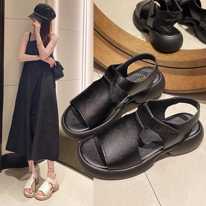 Auf Scheiße treten Sandalen Damen hohl offene Zehen Französische Kreuzriemen Dicke Sohle Dicke Absätze High Heels Strandschuhe mit bequemen Röcken