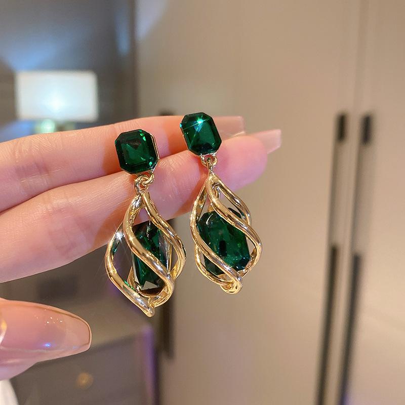 

Europe and the United States popular diamond-encrusted metal long fringed earrings women s high-end studs, niche temperament cross-border earrings