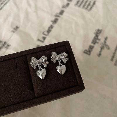 Orecchini a borchia in metallo a forma di fiocco e cuore da donna di nicchia dolci carini lusso leggero temperamento elegante moda orecchini versatili