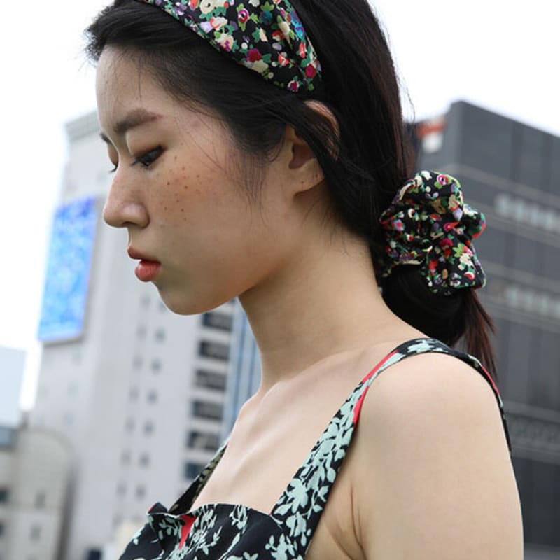 SORRY TOO MUCH LOVE Sharon Flower Hairband_Black