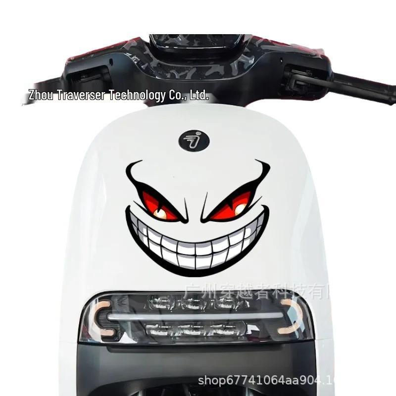 

Злая ухмыляющаяся рожица дьявола наклейка для шлемов и автомобилей Devil Smirking Face Type D Small